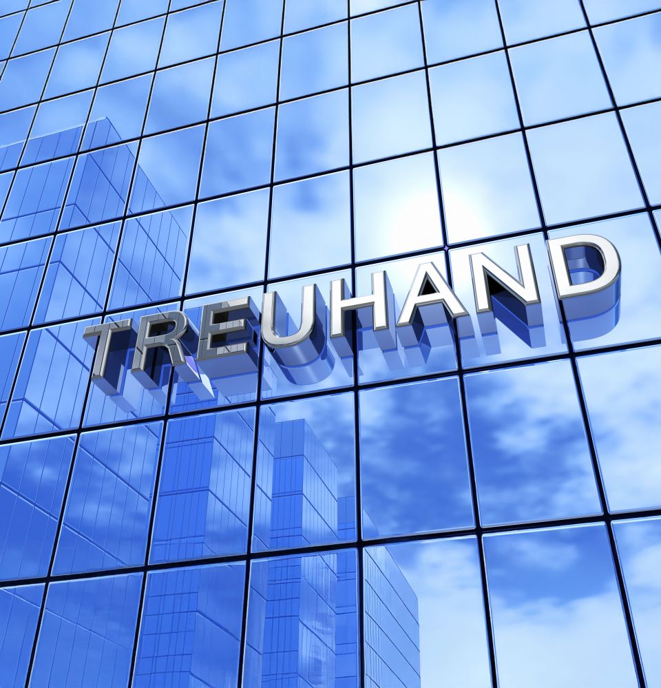 Fassade der Treuhand mit Schriftzug Ihre Auswahl-> Weiße Blumen auf Rasen, im Hintergrund unscharfer Friedhof