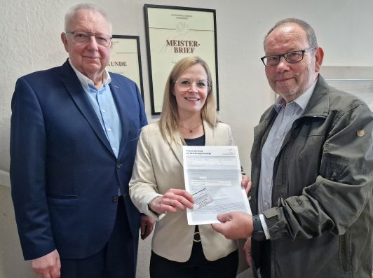 Foto Herr Hubing und Frau Hentschel bei der Übergabe eines Bestattungsvorsorge-Vertrages