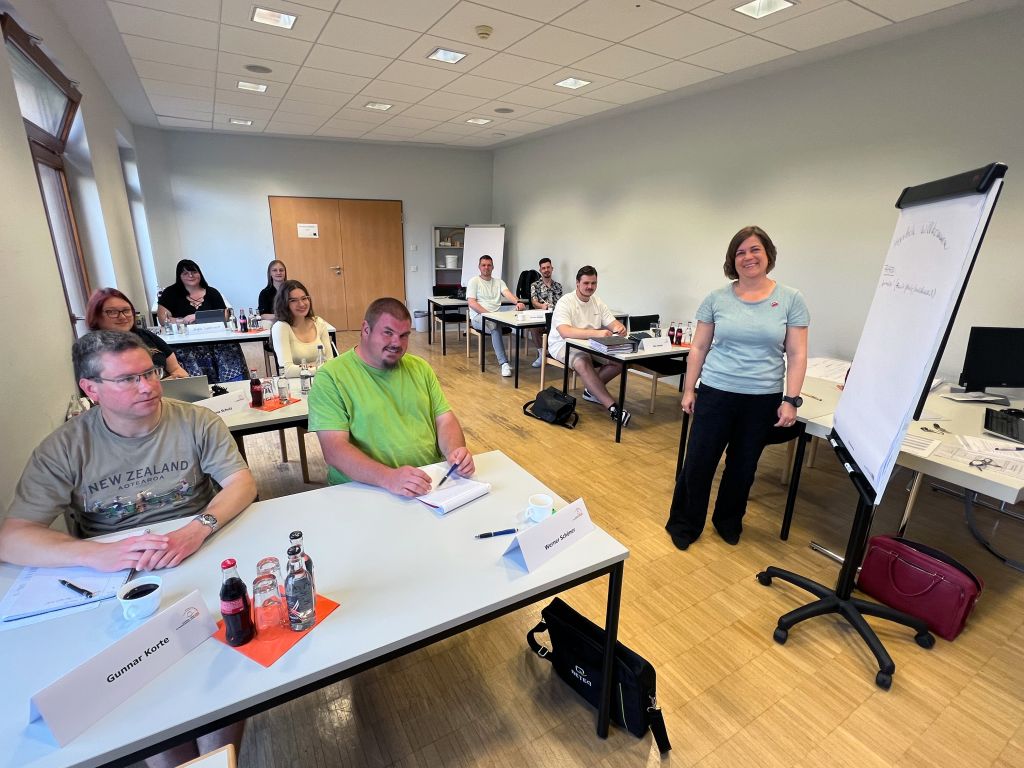 Bild mit Seminarteilnehmern an Tischen sitzend