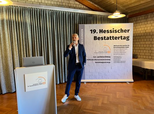 Foto Prof. Dr Tade Matthias Spranger hält einen Vortrag