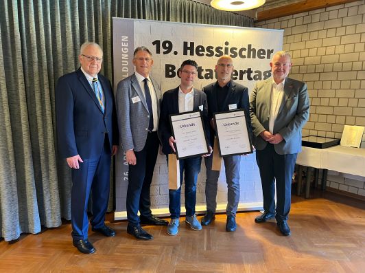 Foto der Nachwuchskräfte mit ihren Urkunden und den Übergebern